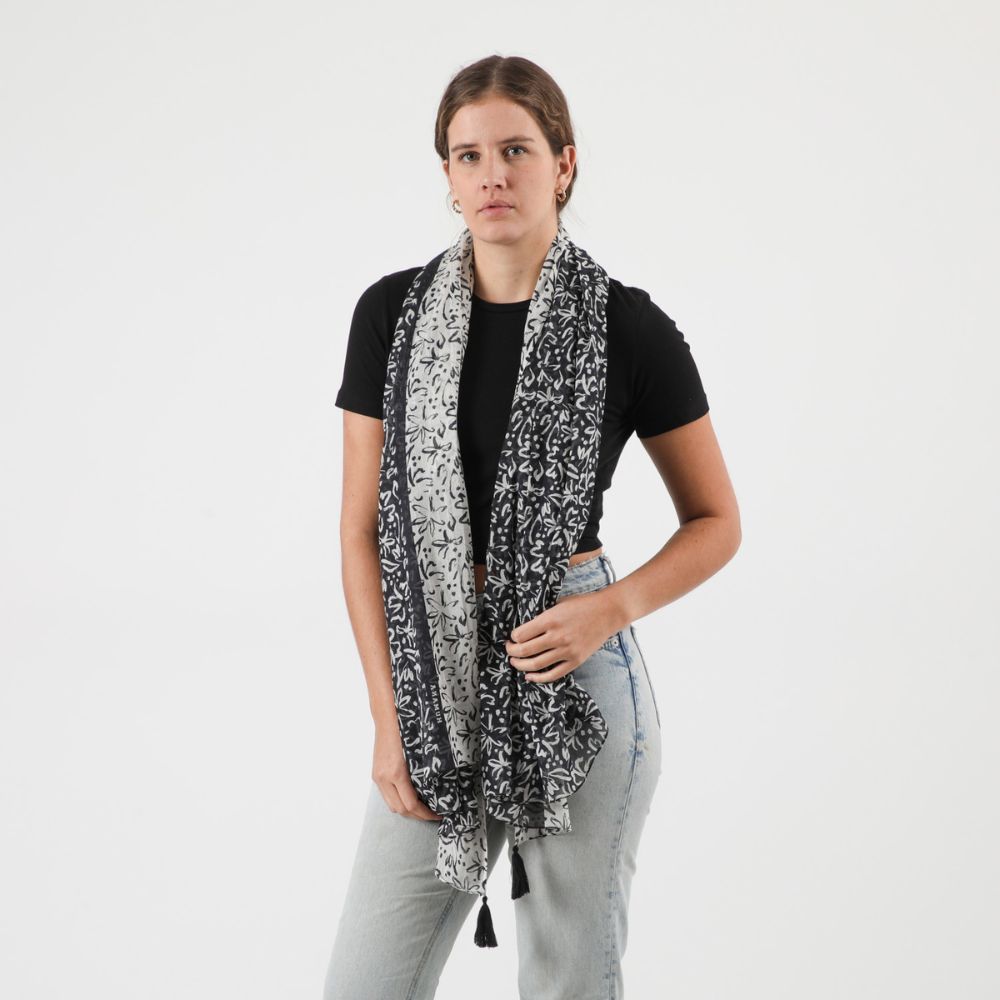 Pañuelo Estampado Adelfa Negro Humana