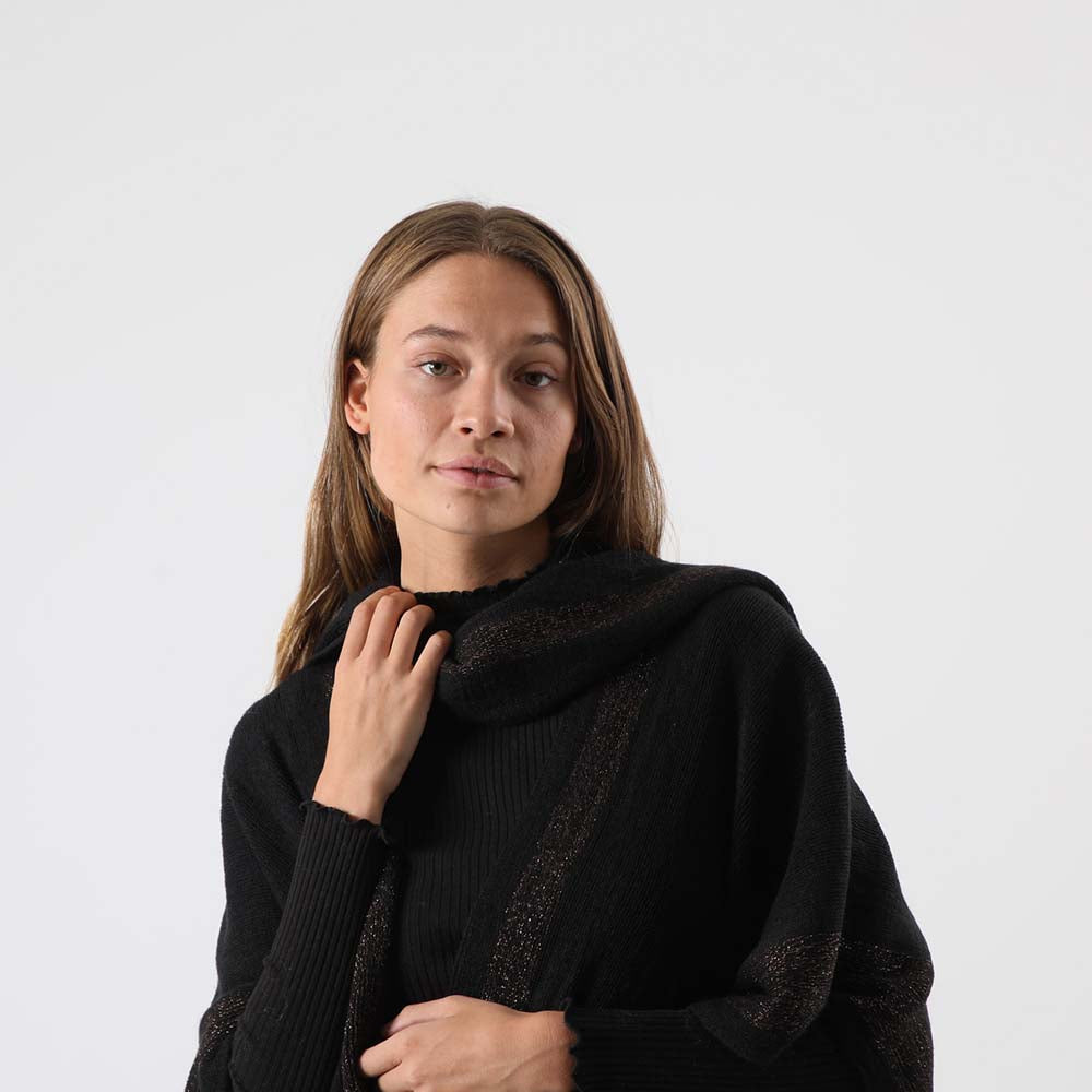 Poncho Tejido Cuello Negro Humana