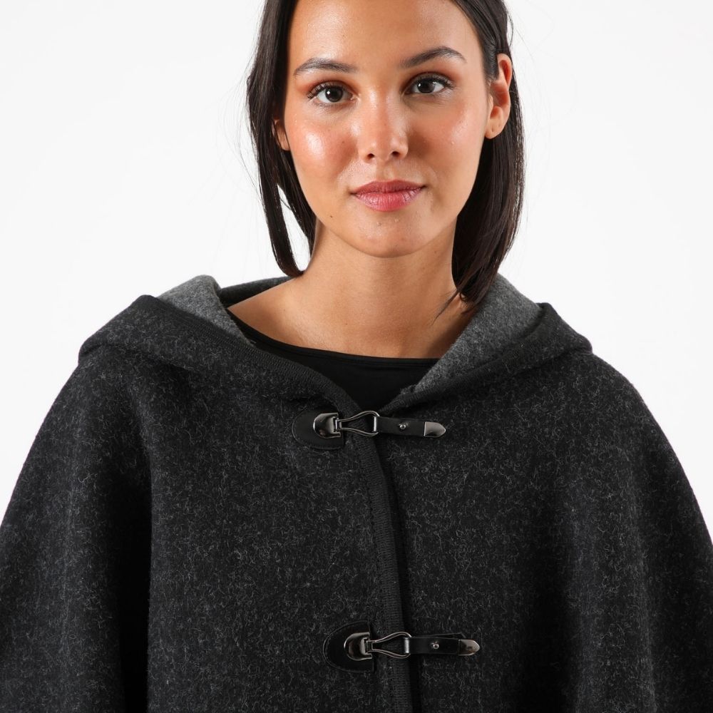 Poncho Giorgia Negro Humana