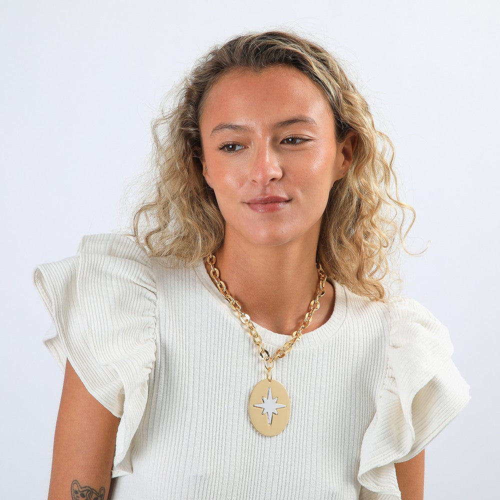 Collar Corto Dorado Pat Humana