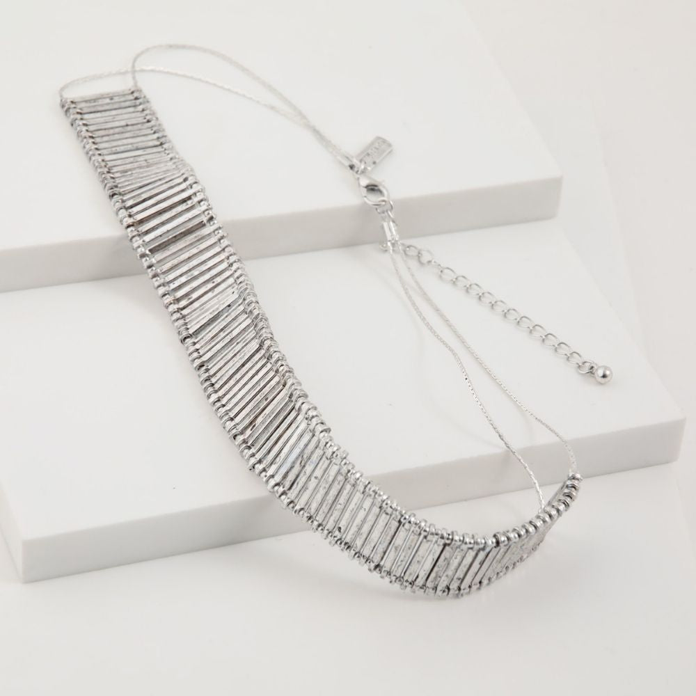 Collar Corto Plateado Rock In Humana