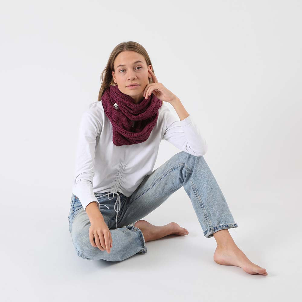 Cuello Tejido Entrelazados Rojo Humana