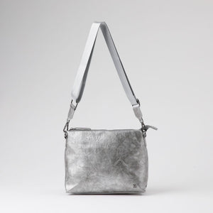 Cartera Bandolera Berta Ecocuero Plateado Humana