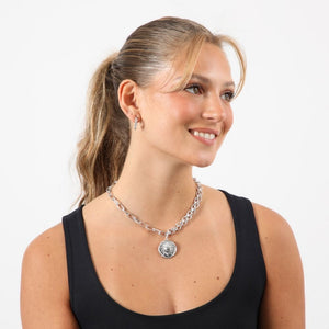 Collar Corto Plateado Black Night Humana