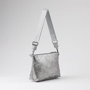 Cartera Bandolera Berta Ecocuero Plateado Humana