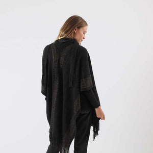 Poncho Tejido Cuello Negro Humana