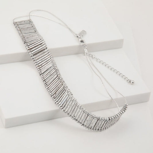 Collar Corto Plateado Rock In Humana
