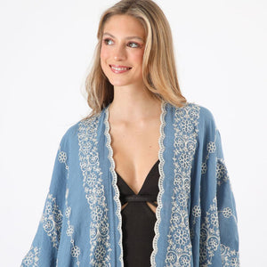 Kimono Capri Azul bordado floral Tatienne