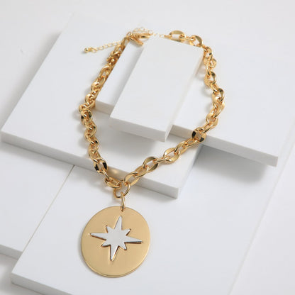 Collar Corto Dorado Pat Humana